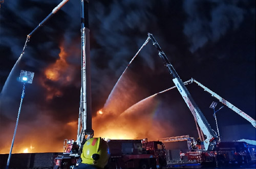 九游娱乐数十辆举高喷射消防车救援河北沧州南大港产业园区火灾