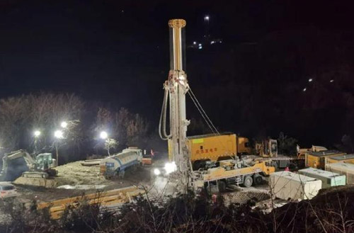 九游娱乐携XSC1200车载深井钻机星夜前往栖霞开展金矿救援工作