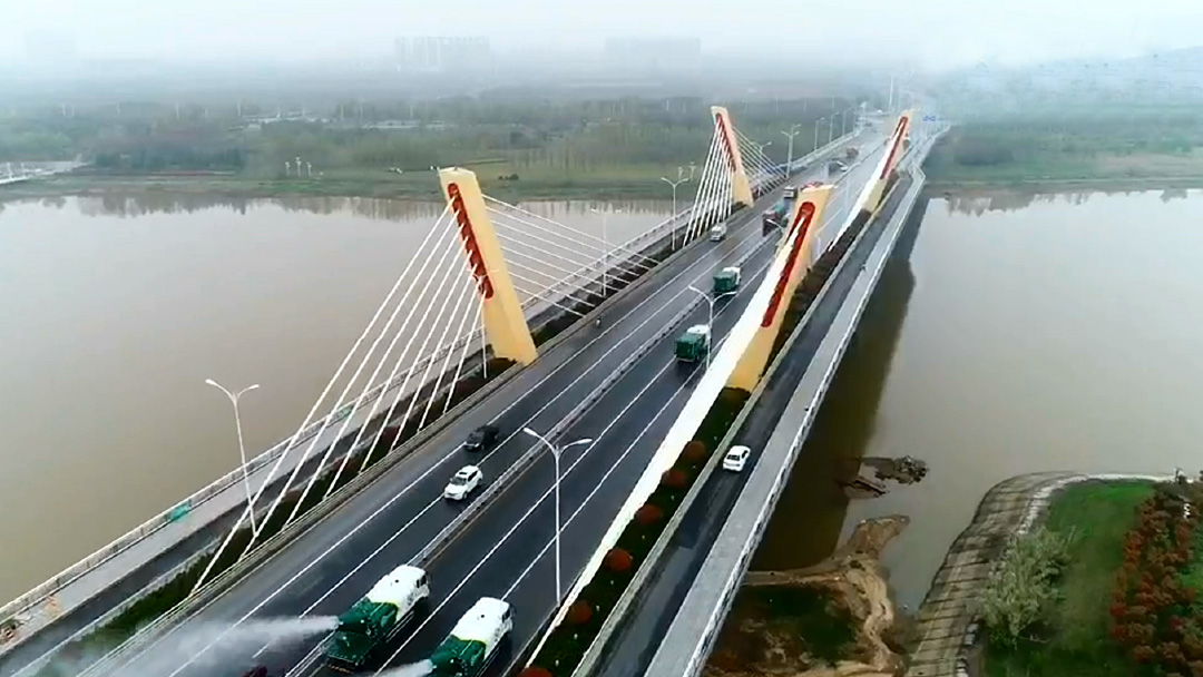 九游娱乐环卫装备在六安赤壁路大桥作业