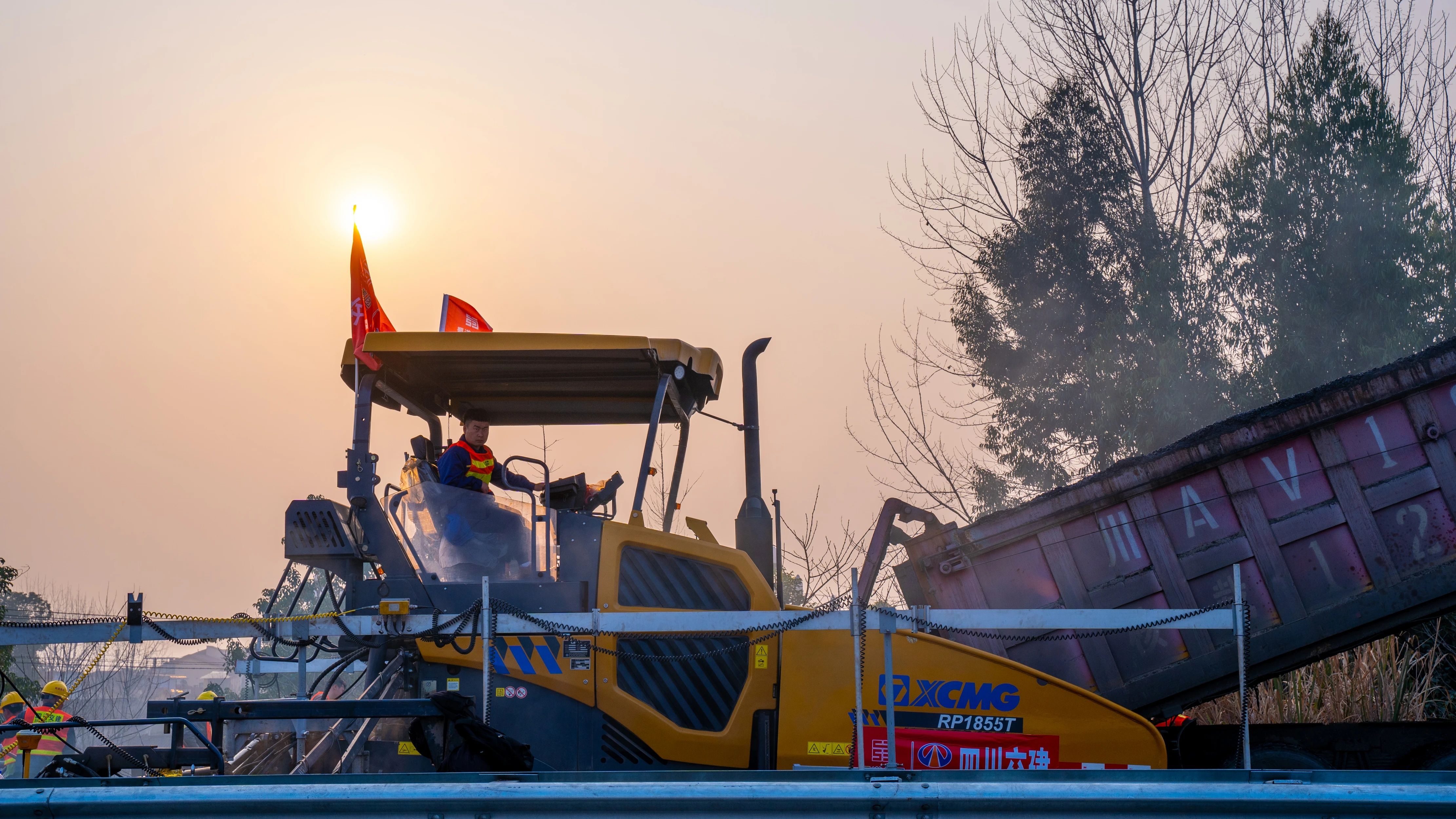 18天！九游娱乐成套沥青路面装备助力成绵高速罩面施工！