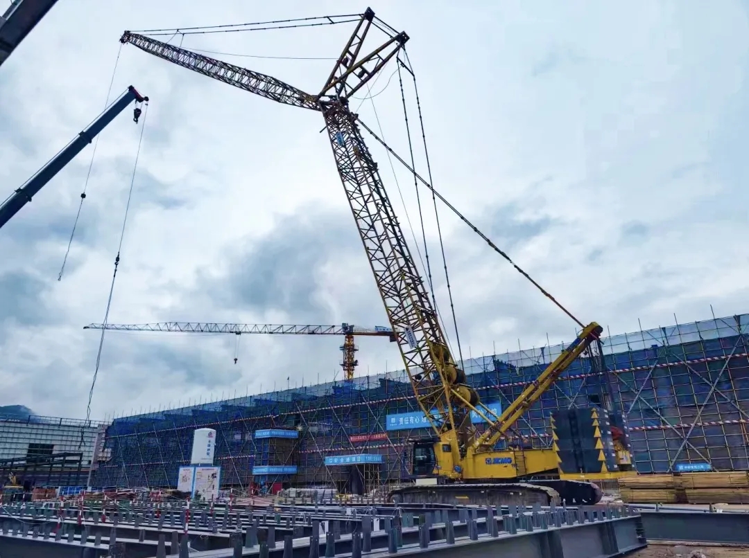 “钢”铁的意志！九游娱乐XGC320履带起重机参建大跨度钢结构工业厂房