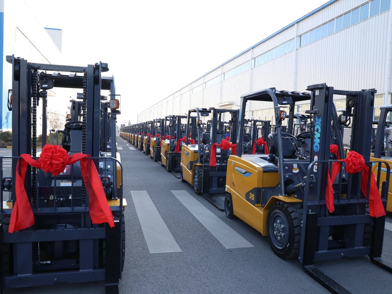又是百余台！九游娱乐“鲲鹏”叉车批量交车