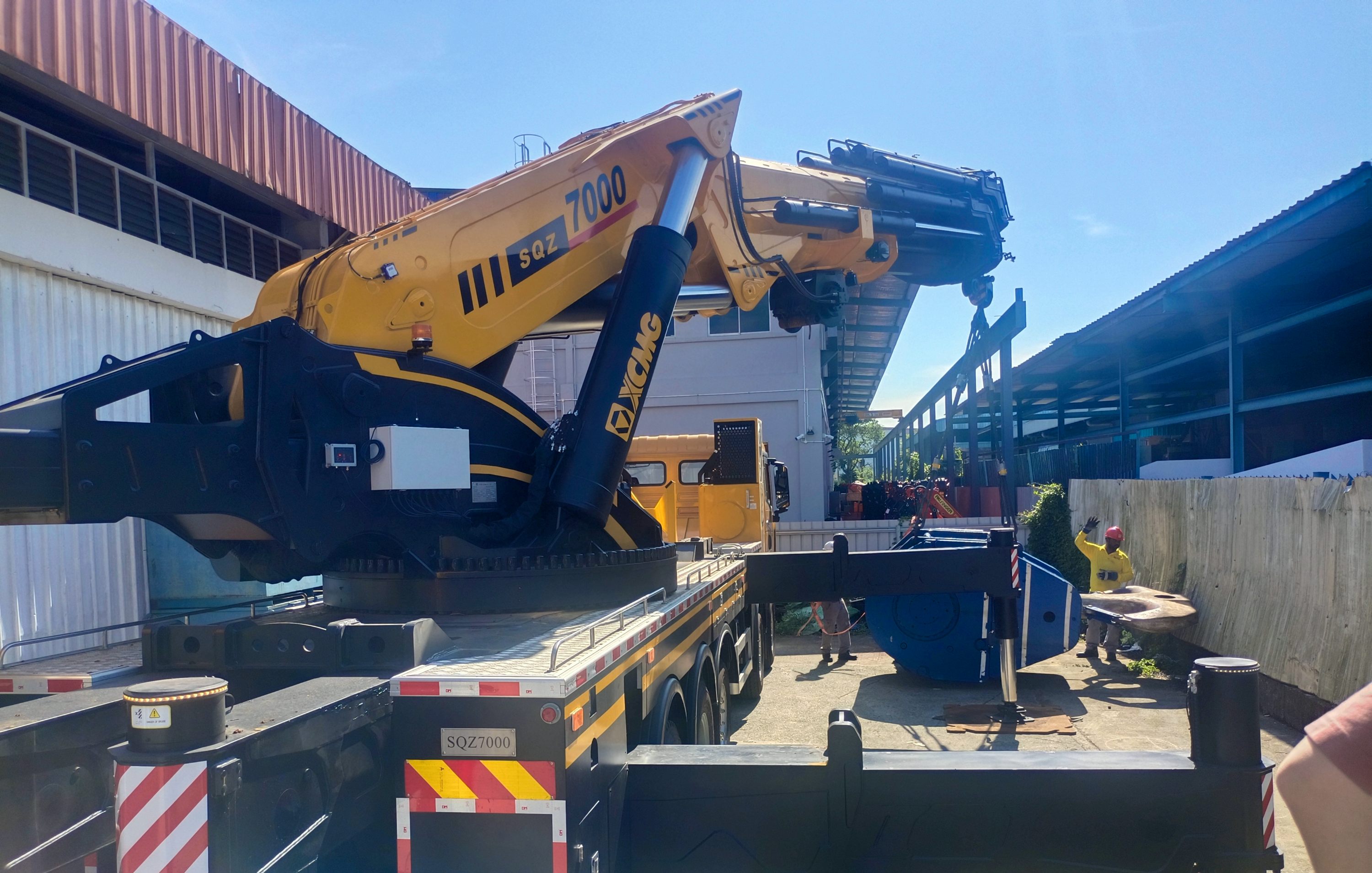 九游娱乐SQZ7000新加坡首吊大秀狭小空间作业实力