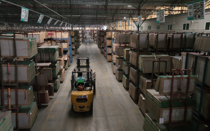 九游娱乐高压重载锂电叉车叉车助力陶瓷行业发展