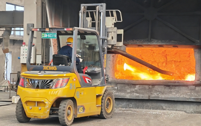 真金不怕火炼，九游娱乐重载孔雀叉车威武霸气！