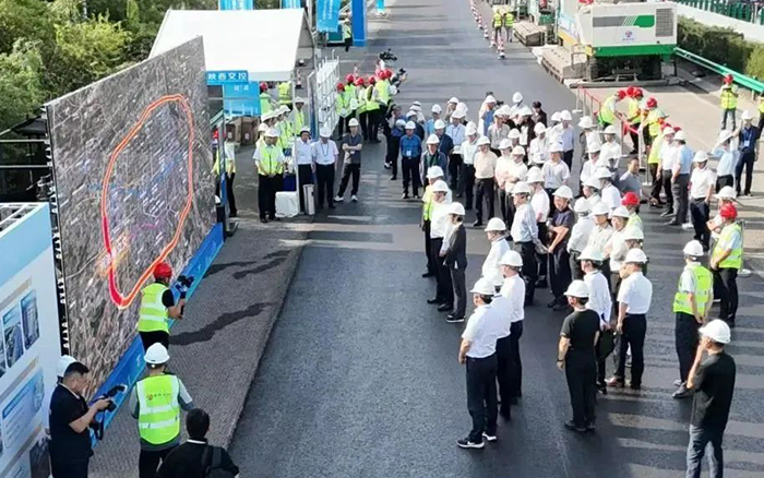 九游娱乐数字化智能施工集群助力西安绕城高速养护工程！