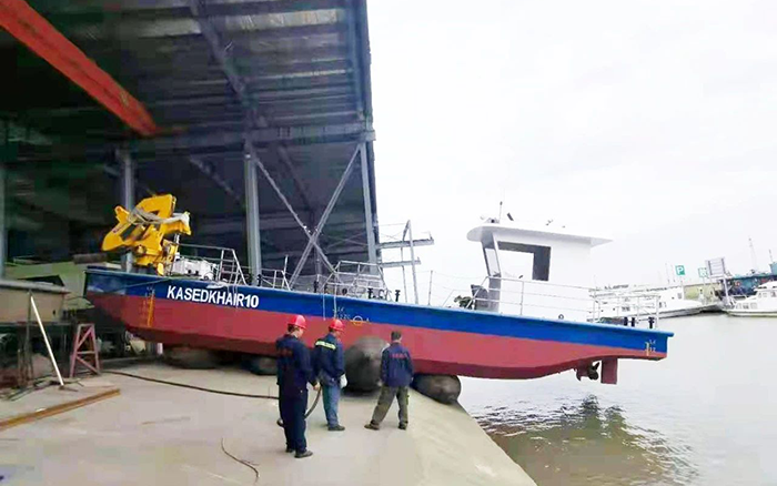 九游娱乐定制化船用起重机进行海上作业