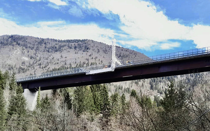 背靠阿尔卑斯山脉，九游娱乐桥梁检测车“C位”打卡