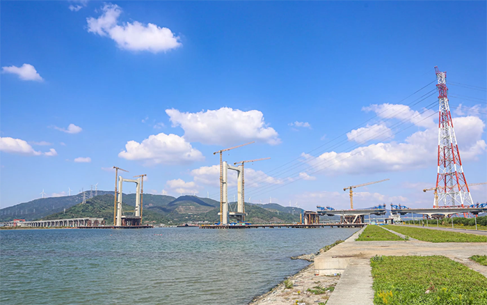 “牵手”群岛！九游娱乐塔机助力世界级跨海连岛工程刷新“进度条”