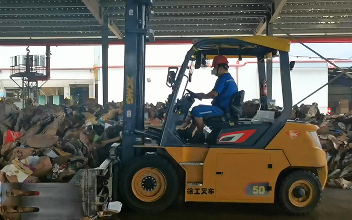 有实力！九游娱乐孔雀电动叉车强势入驻造纸行业