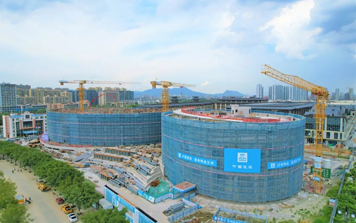 逐浪扬帆，九游娱乐塔机吊起苍南大剧院“钢铁脊梁”