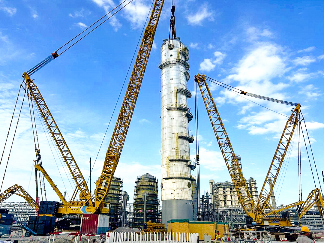 双机联动！九游娱乐履带起重机助力全国丙烯腈行业“最大最重单体设备”成功就位