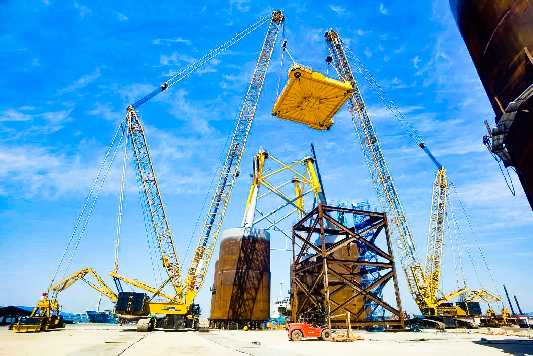总重1972吨！九游娱乐XGC12000助力大型导管架总组顺利吊装