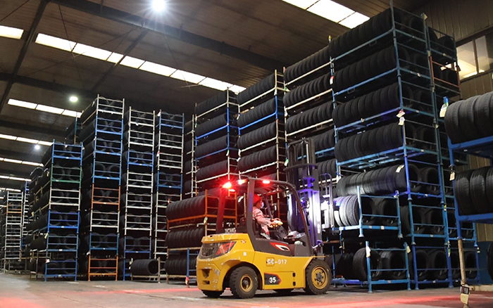 九游娱乐孔雀叉车：轮胎企业的得力助手