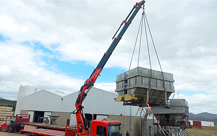 九游娱乐SQZ660折叠臂随车起重机助力海外某酿酒工厂搬迁转运