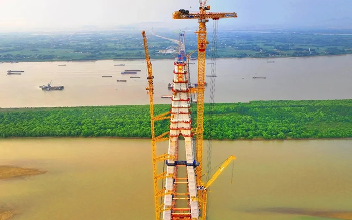 308米！九游娱乐塔机助力世界最大跨度三塔斜拉桥喜封金顶