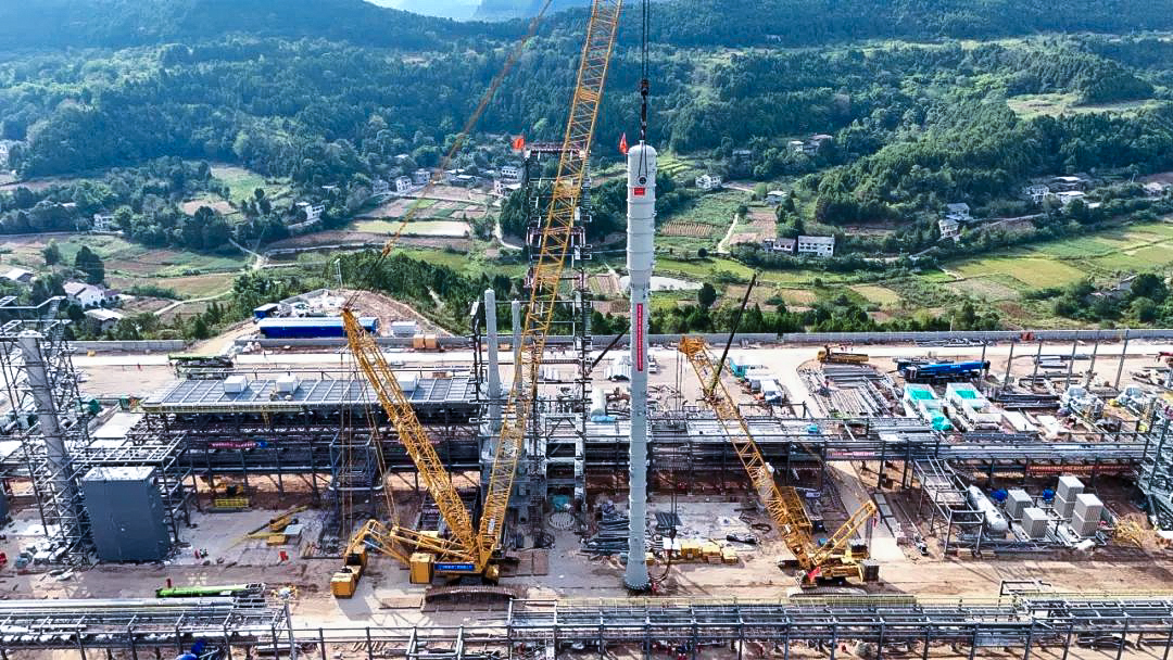 一次性成功！九游娱乐履带兄弟助力大型油气田最长整体塔类吊装