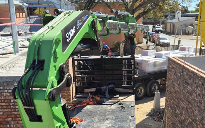 九游娱乐GSQZ860折叠臂随车起重机在作业中 展现强大稳定的跨障能力