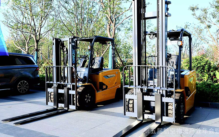  九游娱乐叉车亮相第五届航空物流产业年会