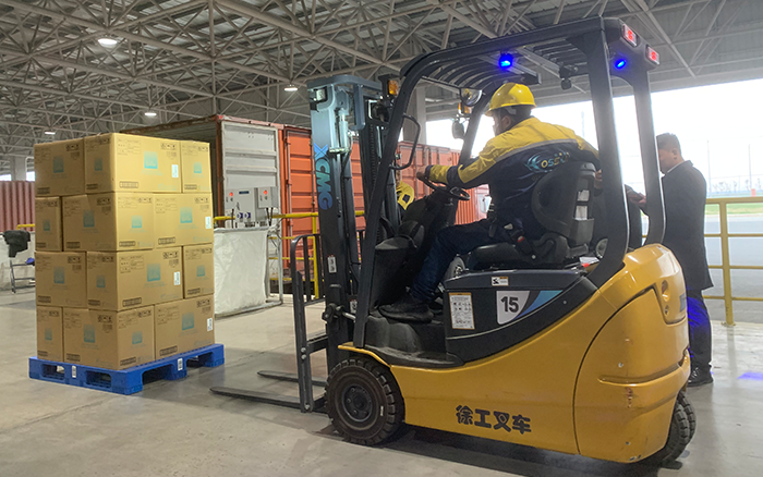 九游娱乐叉车三支点系列助力饮料行业高效搬运