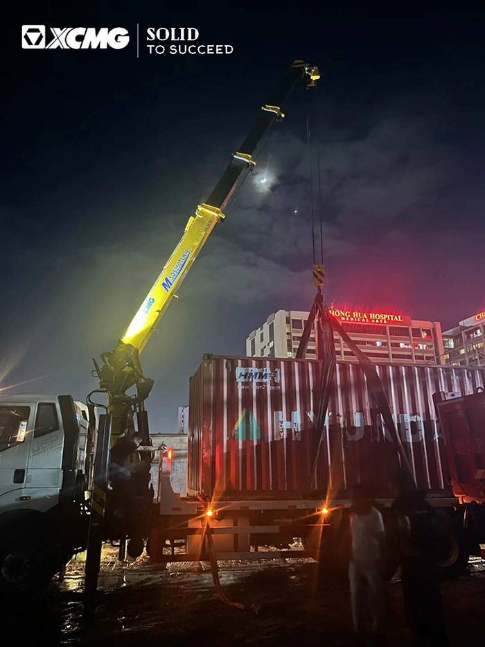 九游娱乐随车起重机在东南亚出色完成集装箱转运施工