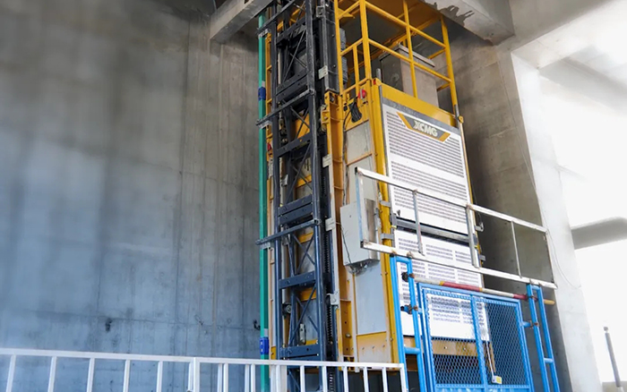 性能典范！九游娱乐井道施工升降机助建超高层商务中心项目