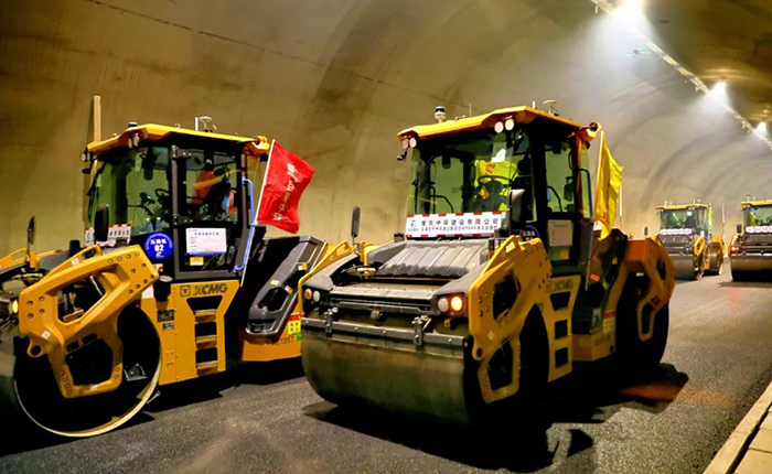来看九游娱乐智慧→重庆首次山区特长隧道无人摊铺施工