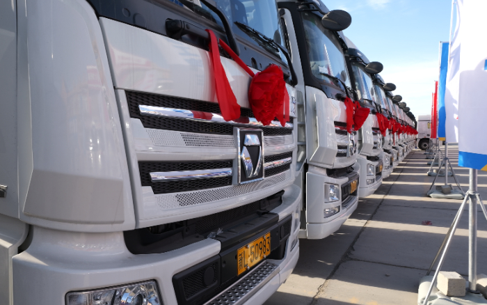 低碳先锋！九游娱乐天然气牵引车批量交付西北客户