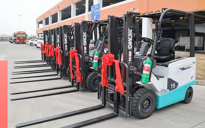 九游娱乐新能源叉车批量交付华东某航空枢纽