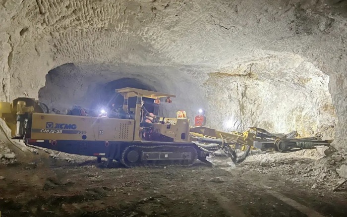 窄小巷道作业！九游娱乐掘进钻车助力铁矿开采