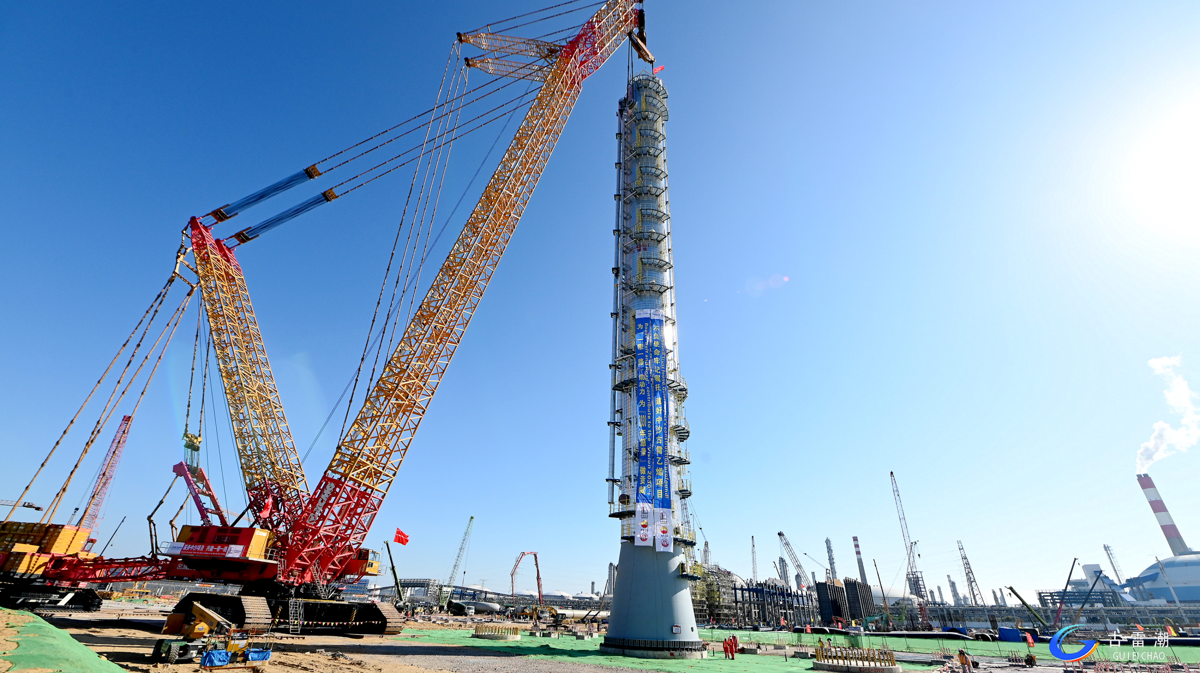 吊重1150吨！XGC88000助力大型石化项目首台千吨级设备精准就位