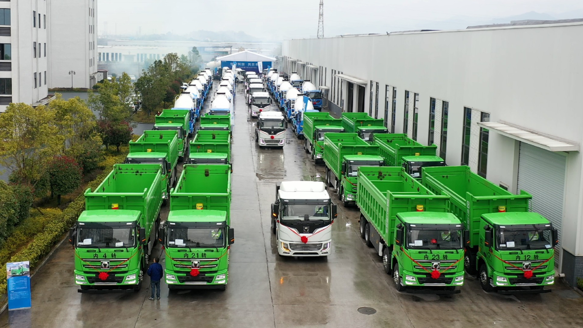  百台九游娱乐新能源成套化运输设备交付盛况直击