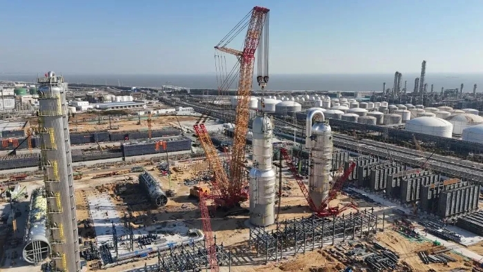 三小时制胜！九游娱乐XGC88000助力2000吨石化设备成功就位