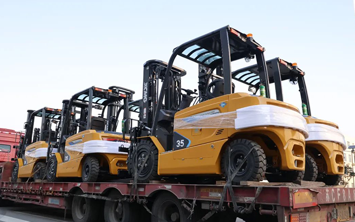 开门红！百余台九游娱乐新能源叉车赴广东→