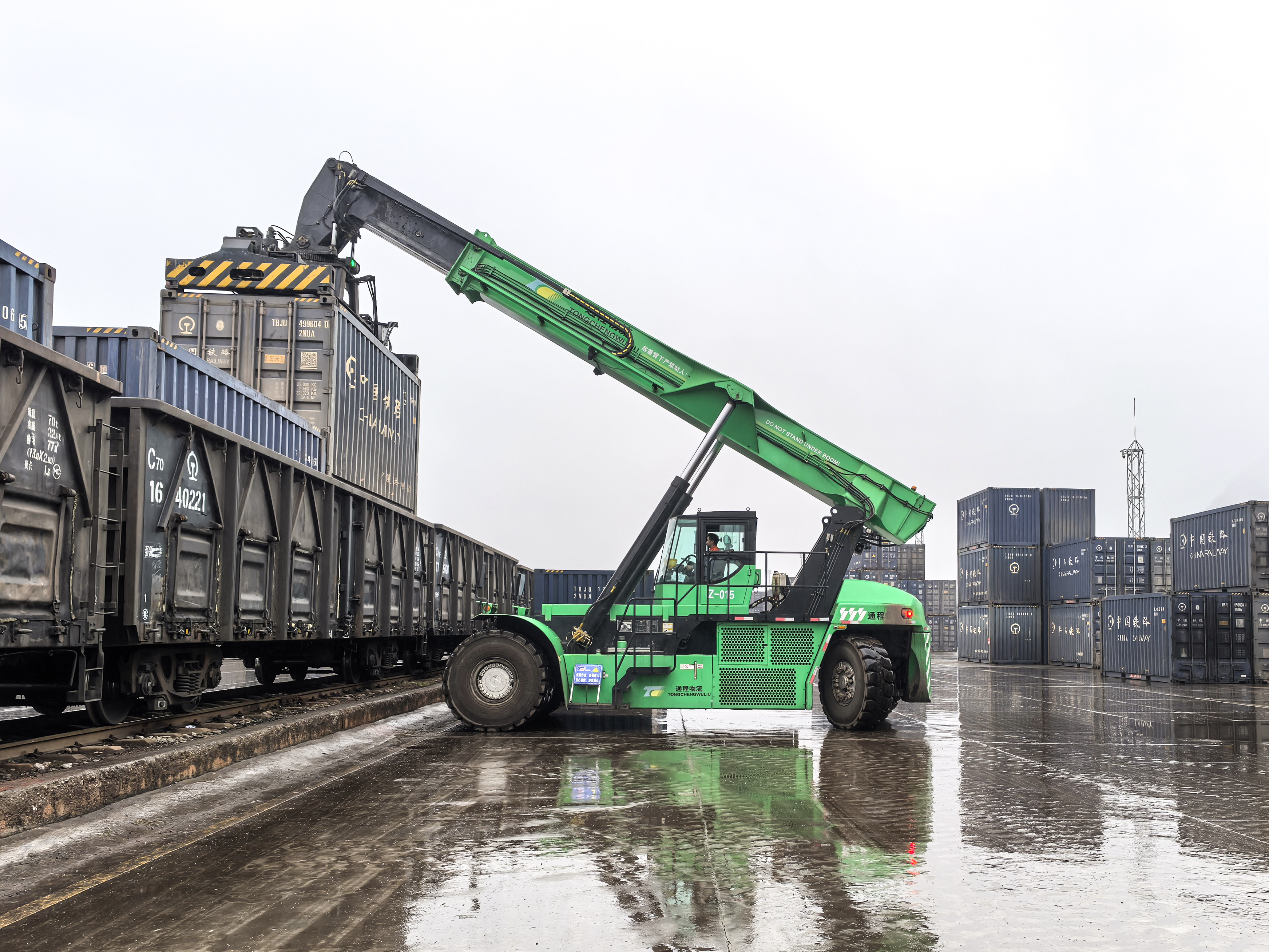 九游娱乐纯电动正面吊在华南某铁路货场交出“低碳答卷”