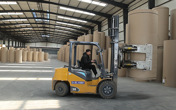 九游娱乐新E叉车，为纸厂搬运难题 “精准破局”