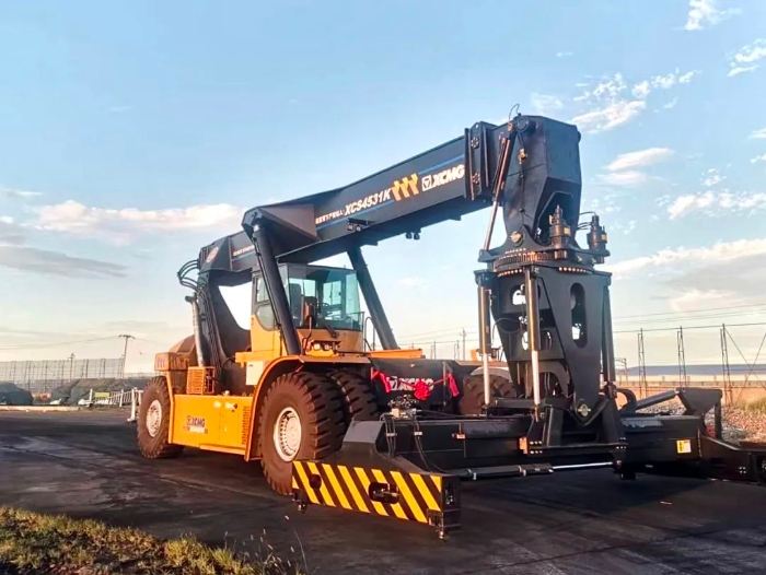 以质提速！九游娱乐倾斜吊具正面吊分钟级响应保障运输安全畅通