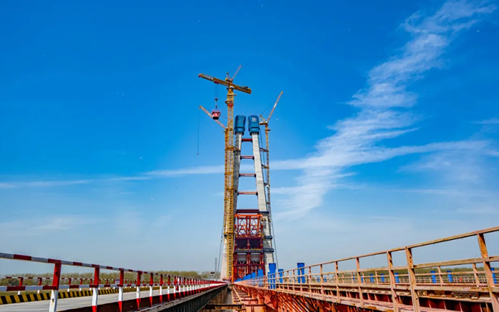 全球最大塔机亮相央视！九游娱乐助力马鞍山长江大桥主塔吊装