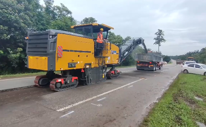 九游娱乐成套道路机械油面施工，这次在马来西亚！