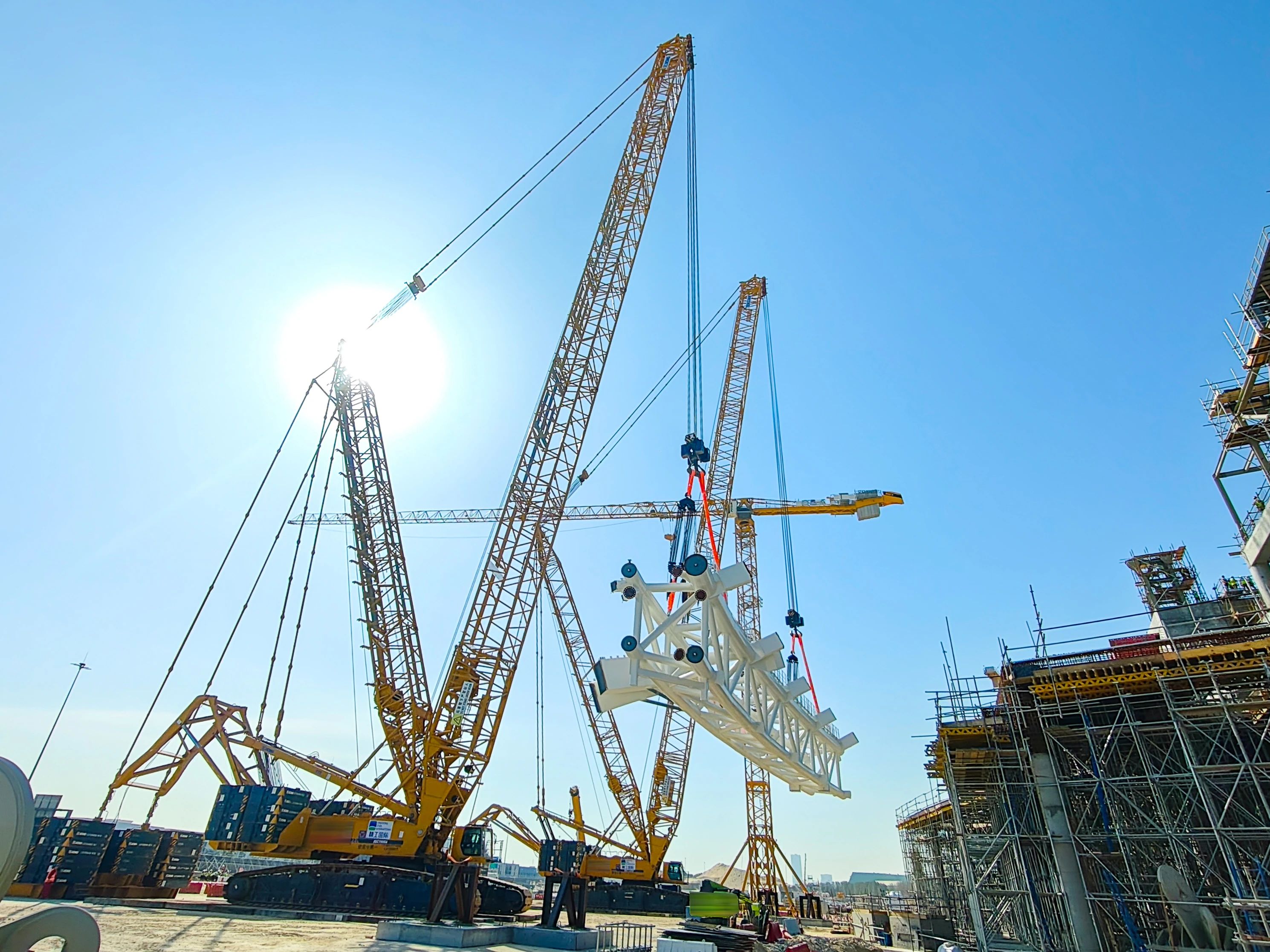 毫米级精度托举世界杯梦想——九游娱乐履带起重机奋战沙特！