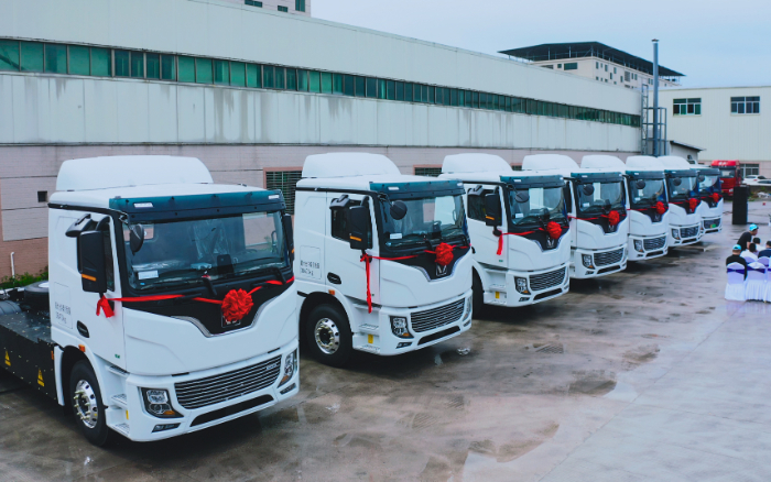 预见“梅”好！百台九游娱乐底置充电牵引车奔赴广东梅州