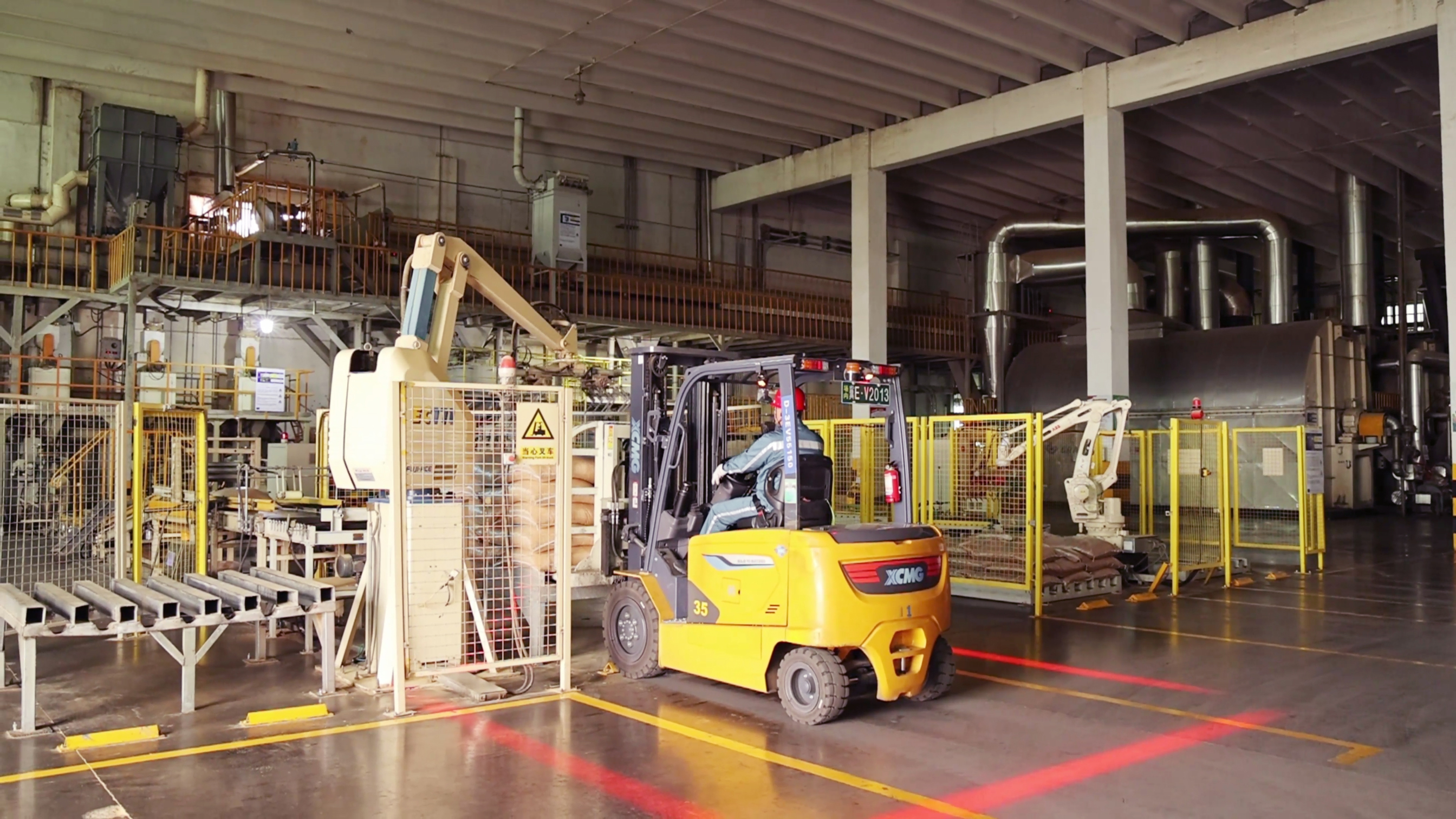 九游娱乐鲲鹏系列新能源叉车，食品厂物料搬运新方案