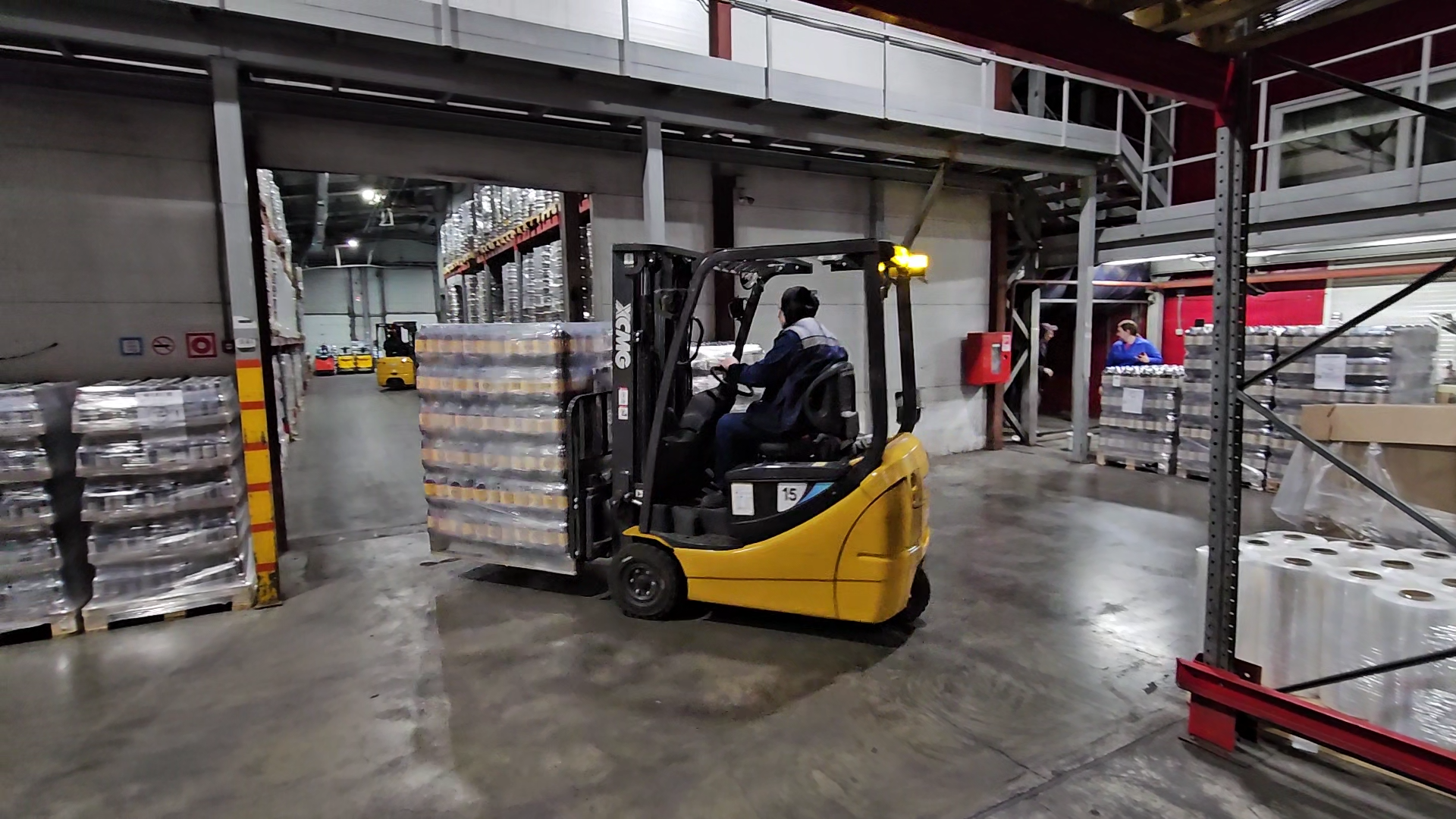 狭小空间搬运利器！九游娱乐三支点平衡重叉车