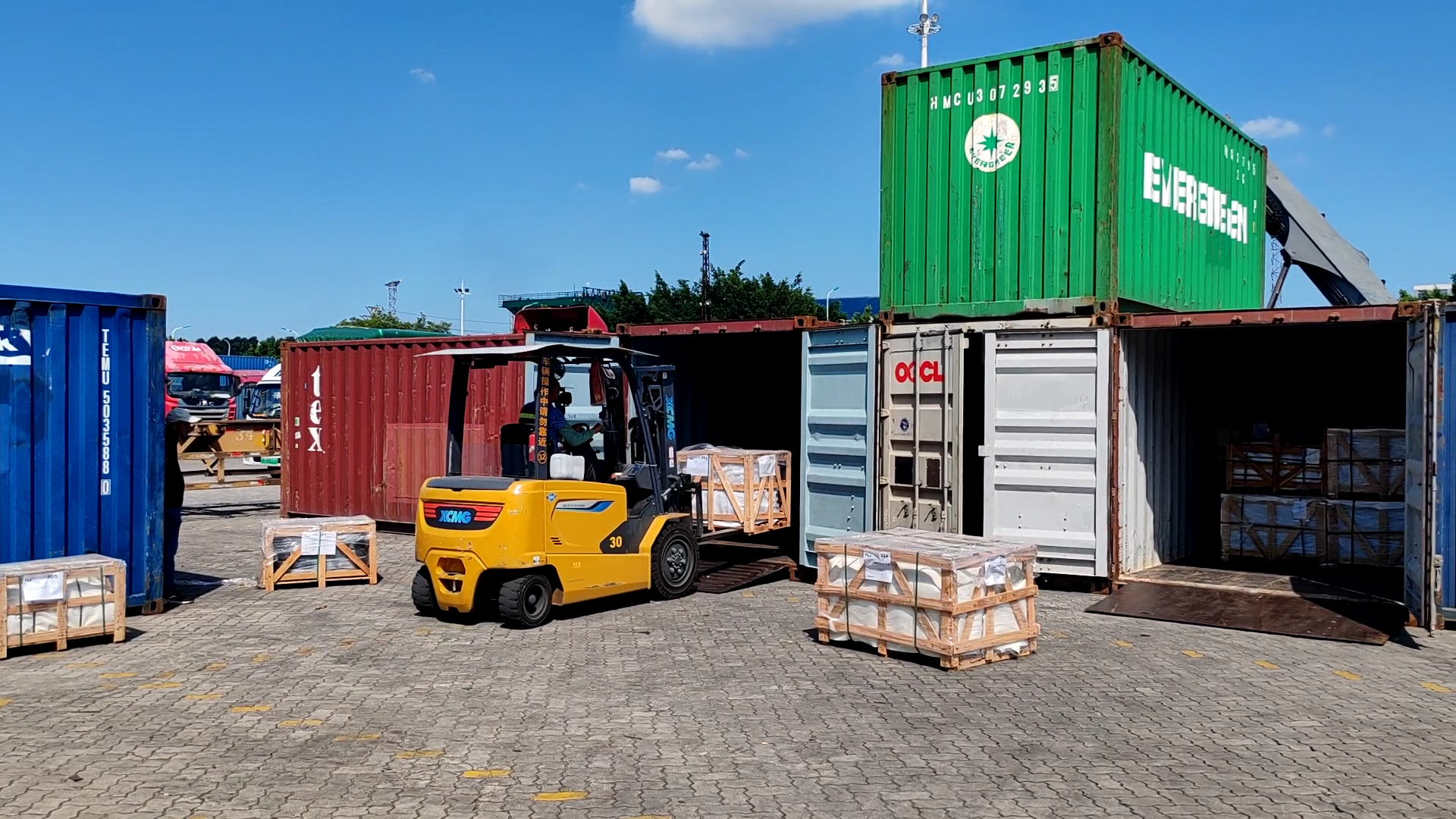 可进箱操作的九游娱乐电动平衡重叉车