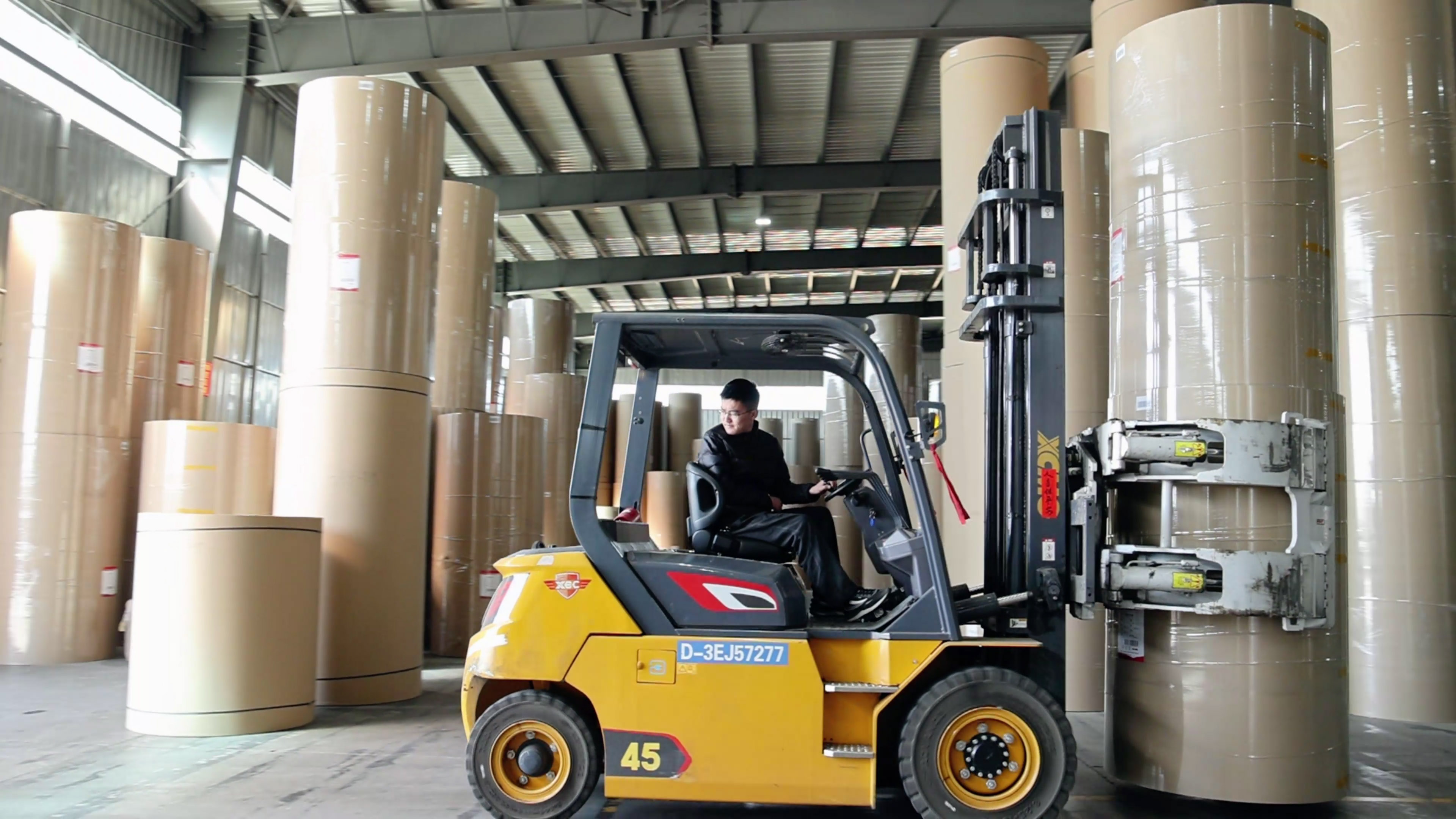 纸卷厂搬运利器，九游娱乐孔雀系列高压重载电动叉车