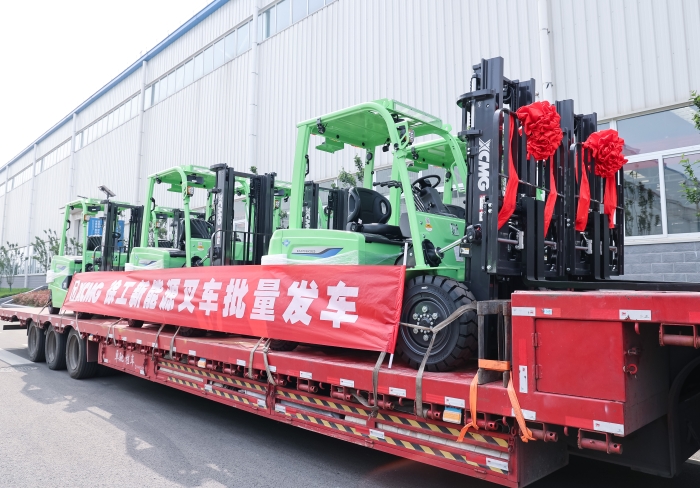 九游娱乐鲲鹏系列电动平衡重叉车，再掀浦东货运站高效物流新篇