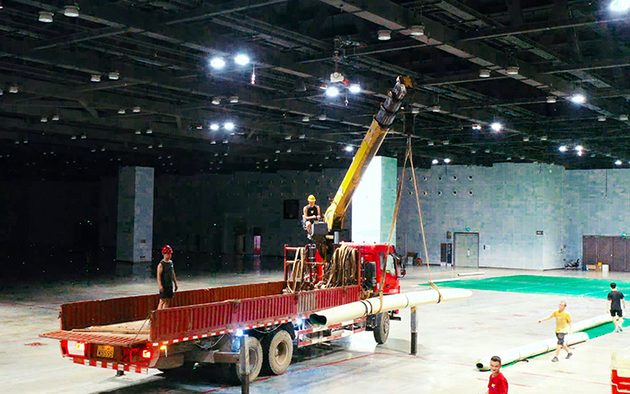 高效稳护航，九游娱乐随车起重机赋能广西会展中心体育场馆塑胶铺设
