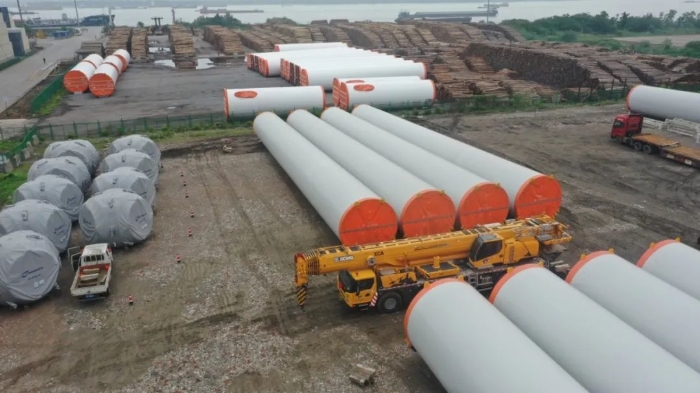 空间太。吭谙戮庞斡槔諫2代可变支腿，百吨塔筒在港口“稳运”！