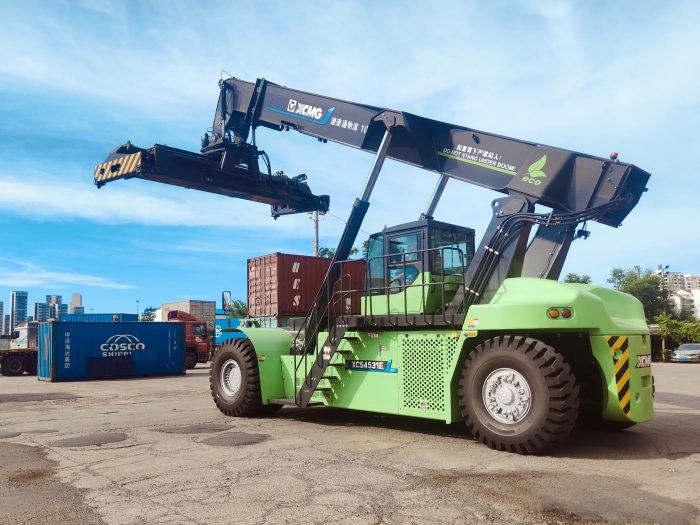 九游娱乐E5系列正面吊开启“零碳港口”新实践