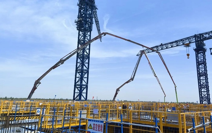 72米巨臂显神威！九游娱乐“钢铁侠”集结汉南长江大桥